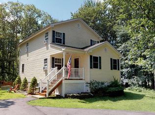 802 Lariat Ct, Hawley, PA 18428