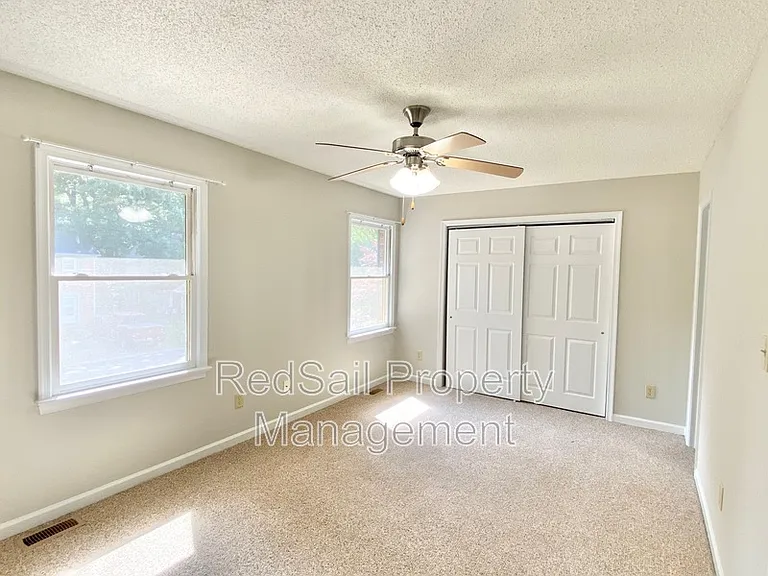 110 Souverain Lndg — Photo 10