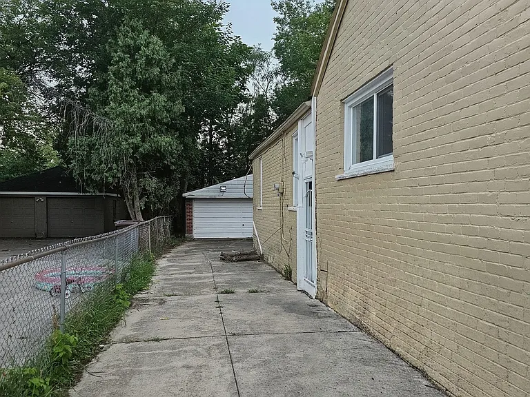 27829 Carlysle St — Photo 2