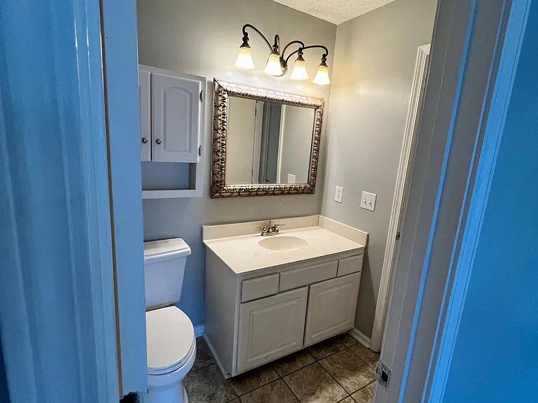 700 Coventry Ln #J — Photo 9