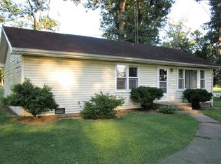 121R Golf Course Rd, Flora, IL 62839