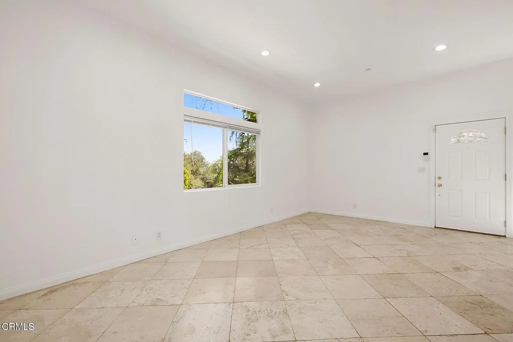 3 bed, 2.0 bath, 1125 sqft, $3,950 — Photo 3