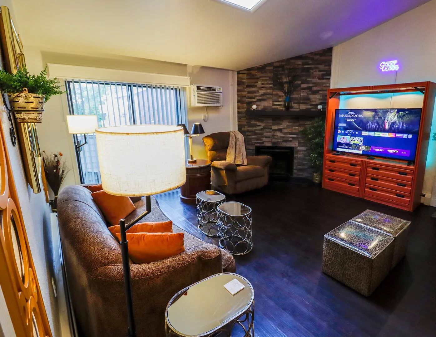 Sunny Condo w/TVs,fireplace,pool,work space,more! — Photo 2