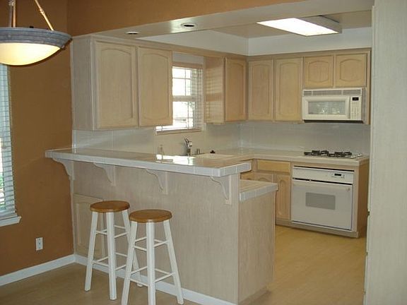 Kitchen with breakfast bar