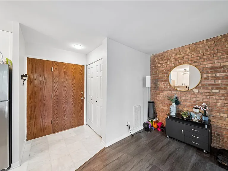 6010 Oakwood Dr #3G — Photo 3