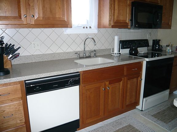 Updated Kitchen with Tiled Backsplash