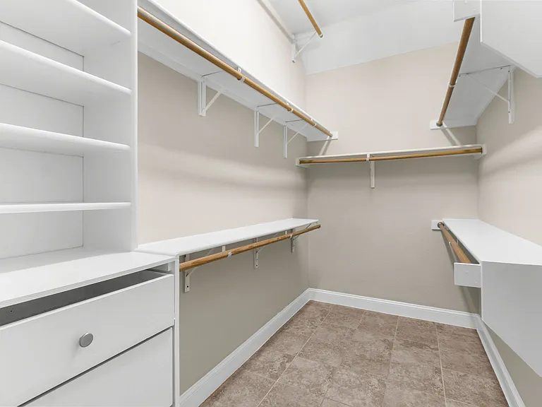 202 Stone Hollow Ct — Photo 34