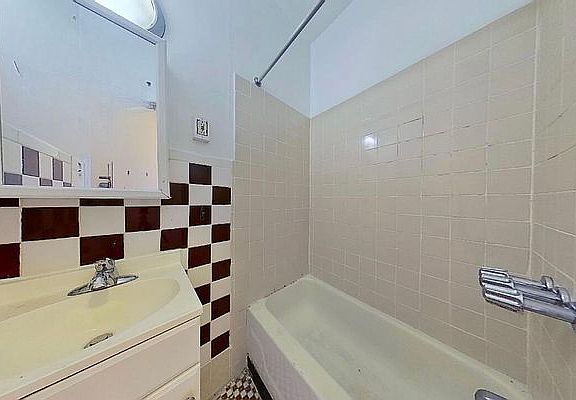 5th image of 195 Madison St APT 11