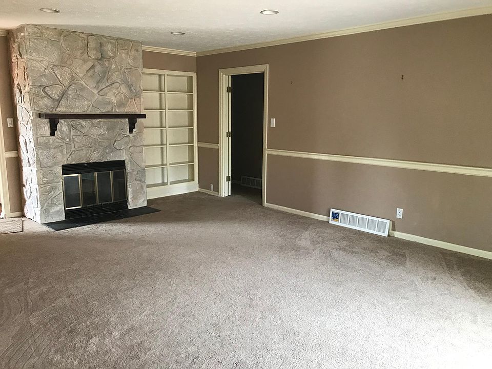 2nd image of 238-240 Fontaine Cir