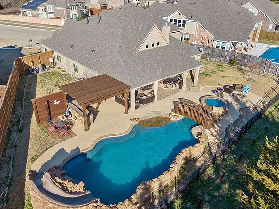 5th image of 2743 Neblina Ct