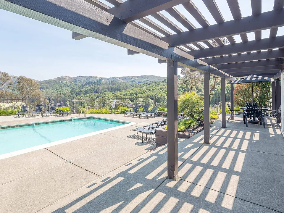 Resort Style Pool | Summit at Sausalito | Luxury Apartments at Sausalito