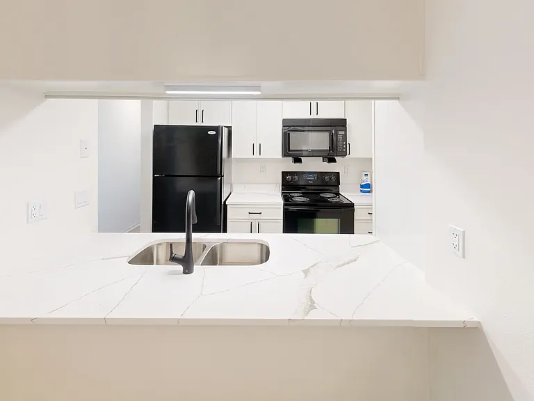 Azalea - R - Kitchen