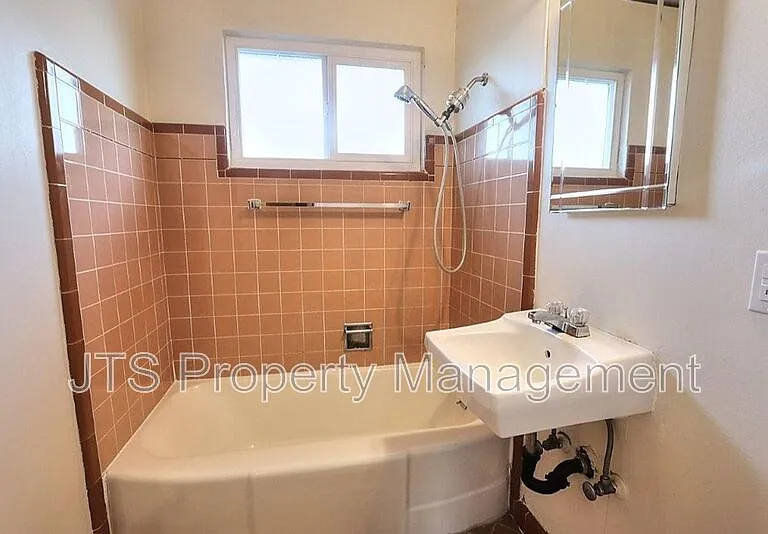 4439 V St #5 — Photo 6