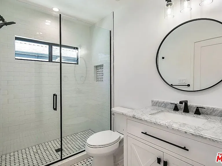 820 N Genesee Ave — Photo 8