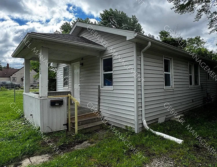 3208 Holly Ave — Photo 2