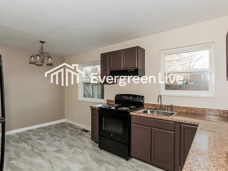 725 Decatur Ct — Photo 6