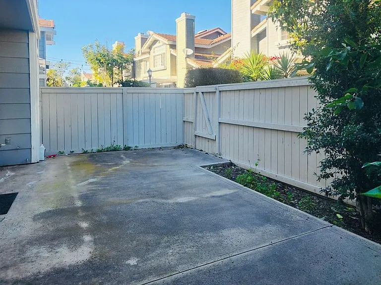 2275 Hawthorne Pl — Photo 31