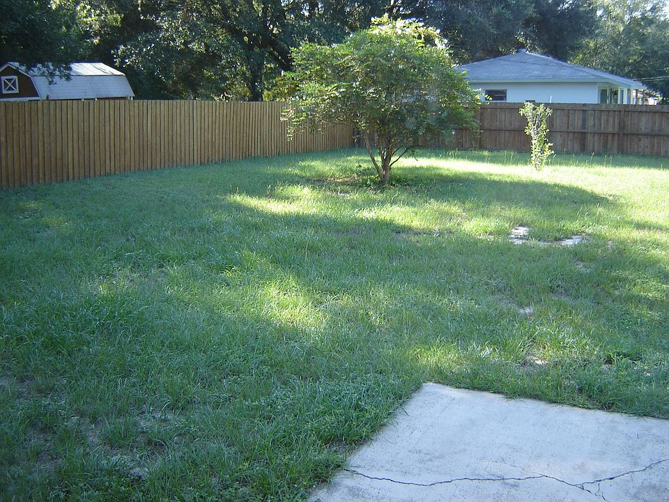 2nd image of 208 W Lady Lake Blvd
