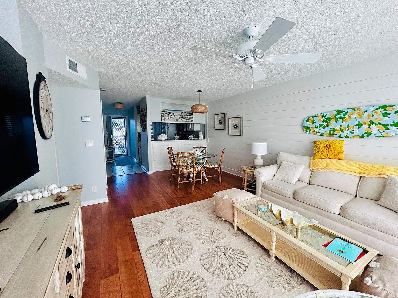 2 bed, 2.0 bath, 1056 sqft, $8,000 — Photo 3