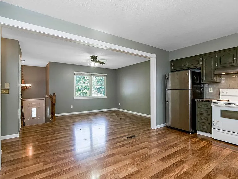 15021 W 150th Ter — Photo 2