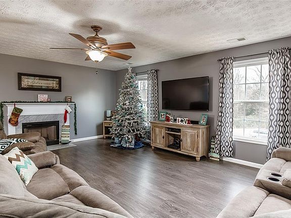 3rd image of 31 Creekdale Dr