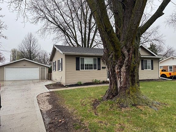 2nd image of 102 NE Bel Aire Rd