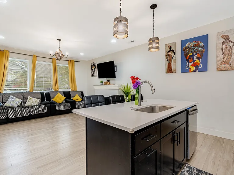 579 NW Adams Ave #1 — Photo 4