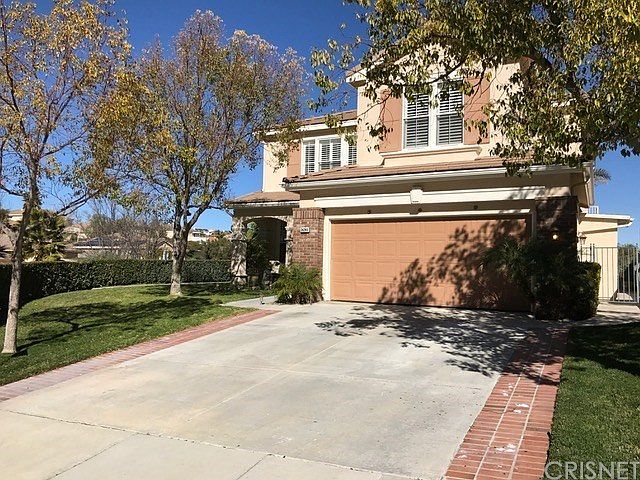 Large corner lot on cue-de-sac street