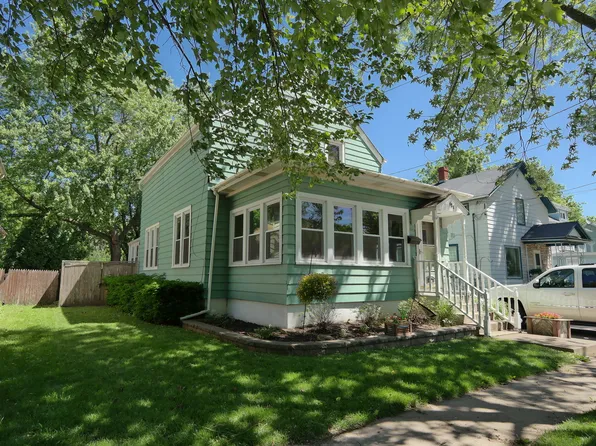 421 Center St, Woodstock, IL 60098