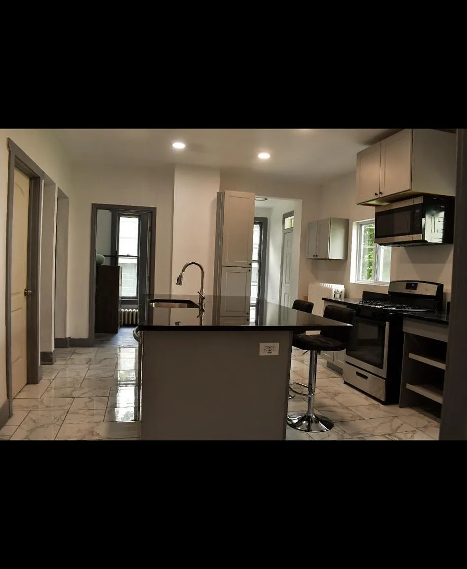 10 bed, 4.5 bath, 4540 sqft, $7,500 — Photo 2