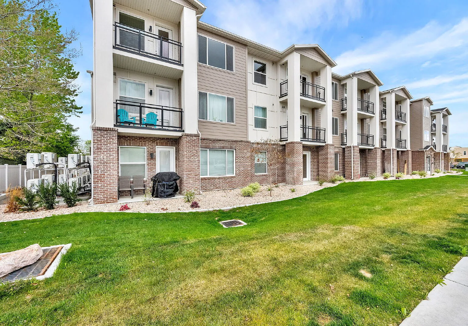 1 bed, 1.0 bath, 700 sqft, $1,045 — Photo 1