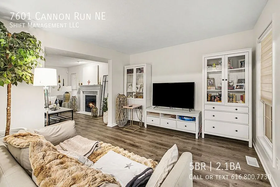 7061 Cannon: Gorgeous Rockford Home — Photo 4