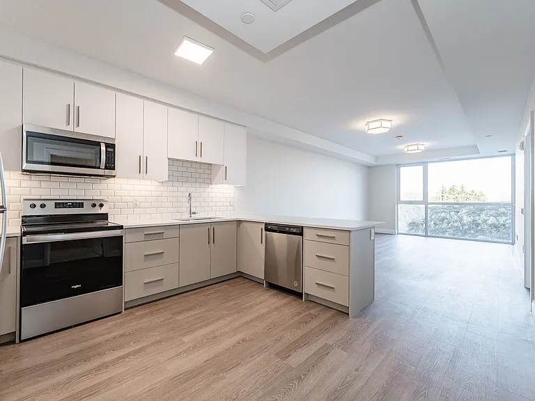 460 Columbia St W — Photo 63