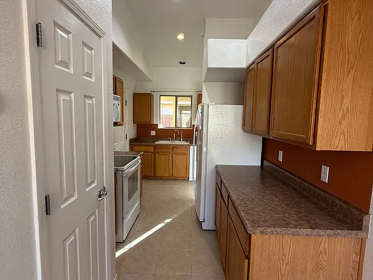 751 Skyview Ln — Photo 7