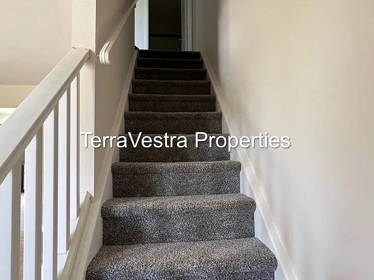 13-15 Grasmur Ct — Photo 5