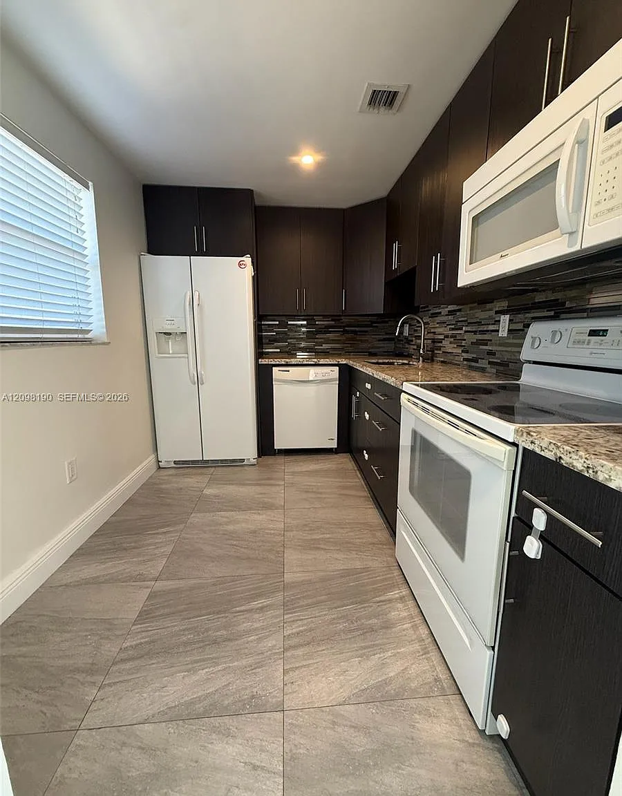 Conqueror Condo — Photo 1