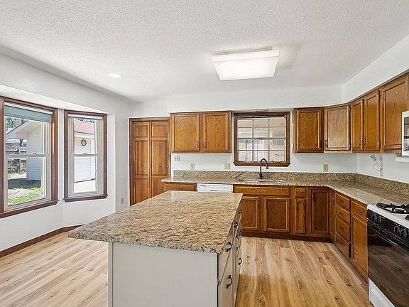 4th image of 123 Woodside Dr