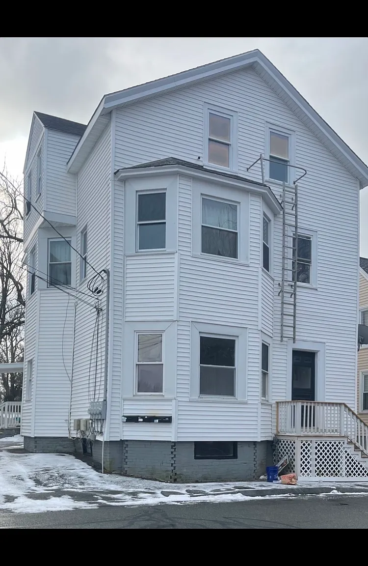 3 bed, 915 sqft, $2,600 — Photo 1