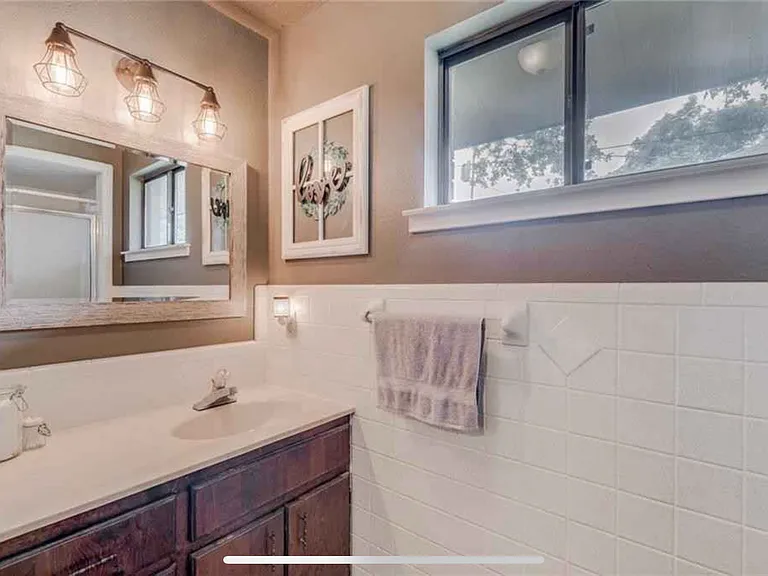 203 E Brier Ln — Photo 14