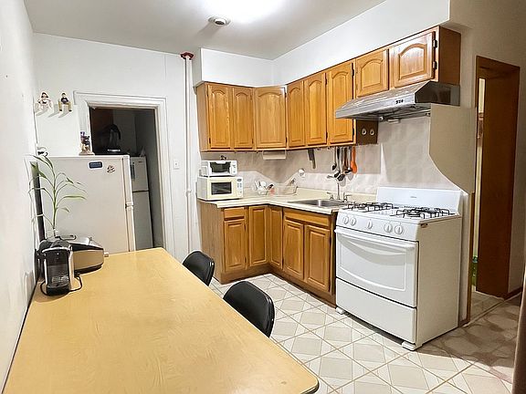 4th image of 104 Bay 50 St