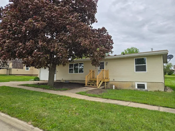 303 E Clay St, Calmar, IA 52132
