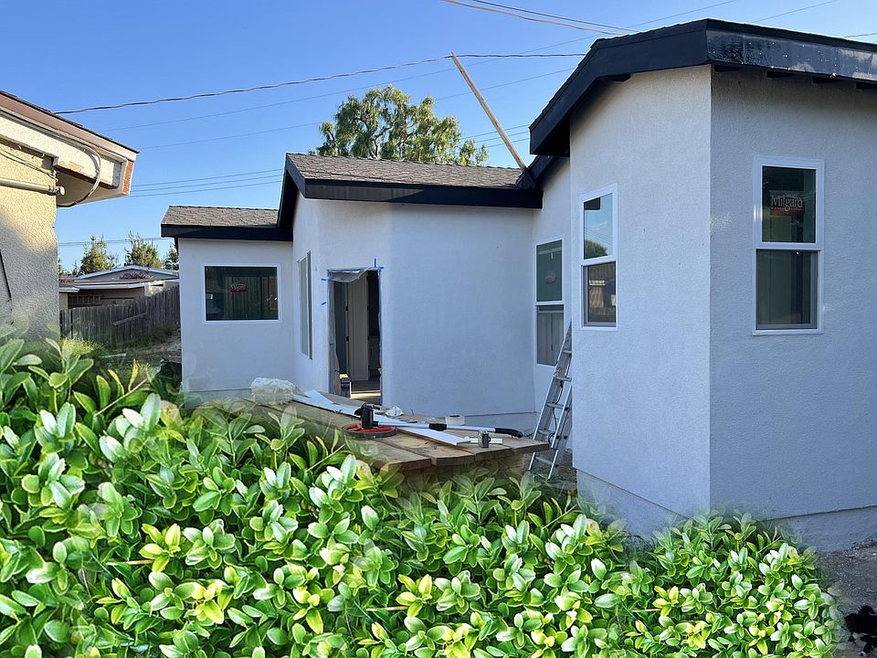 Front approach - FENCE, LANDSCAPING & INTERIOR FINISHES NOT COMPLETE, CURRENTLY BEING FINISHED.