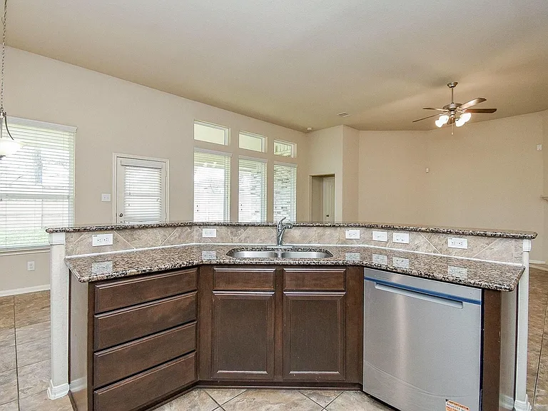 4215 Mill Oaks Dr — Photo 16