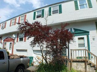 15 Carriage Ct, Farmington, NY 14425