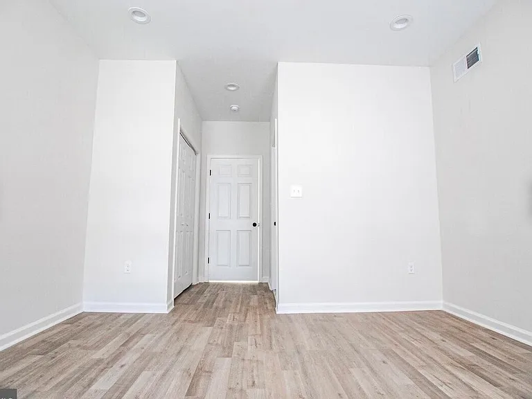 2727 E Monument St — Photo 6