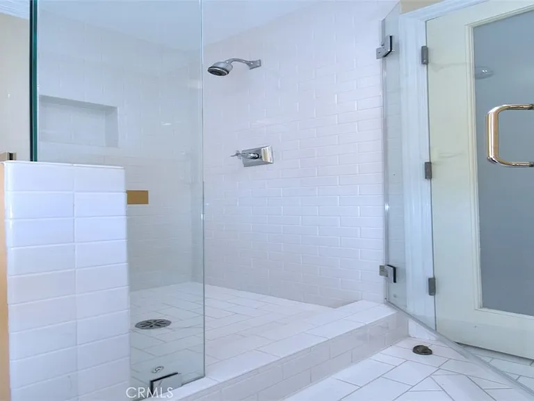 15344 Greenleaf St — Photo 27