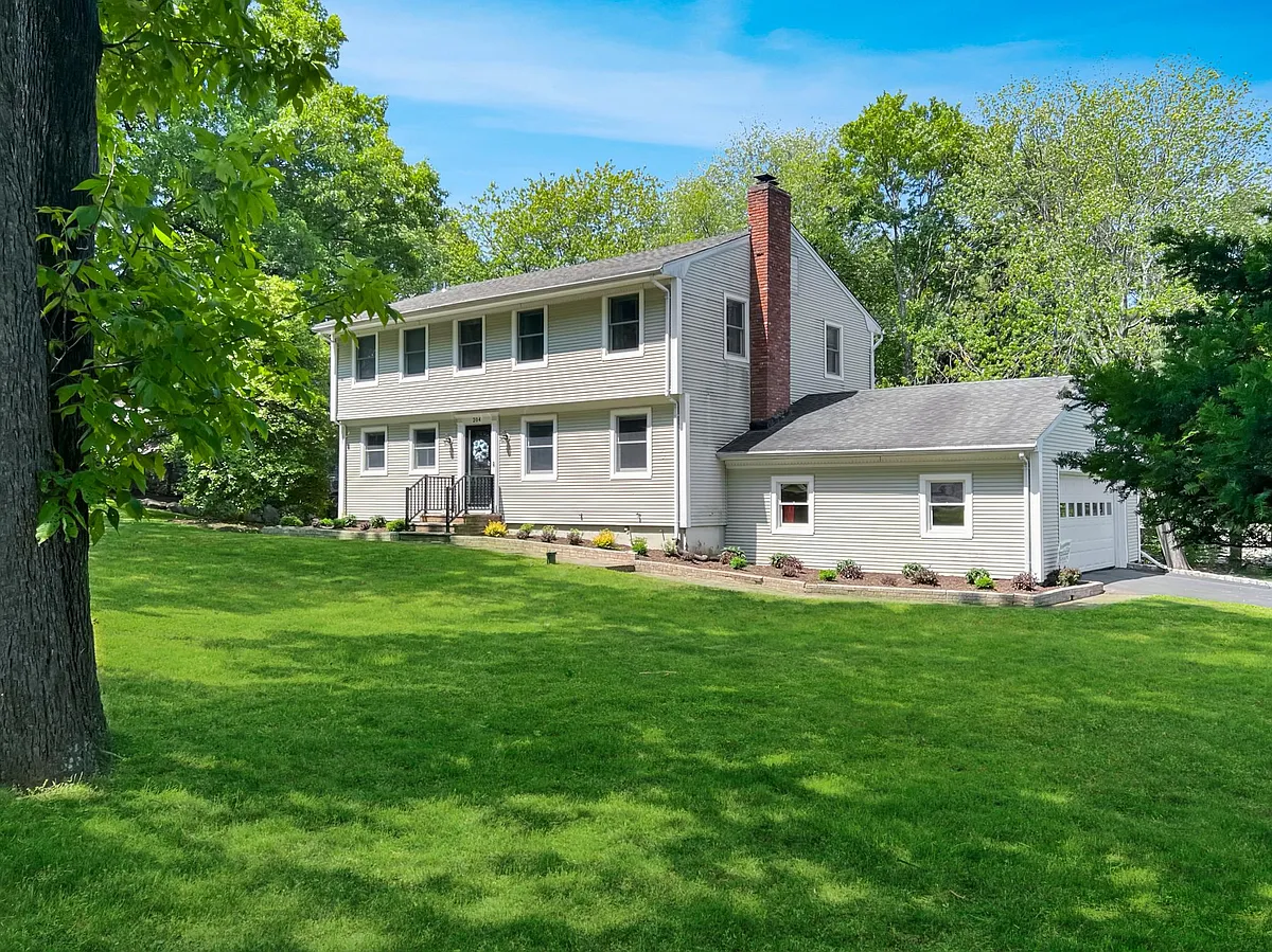 Building Photo - 204 Deerfield Ln