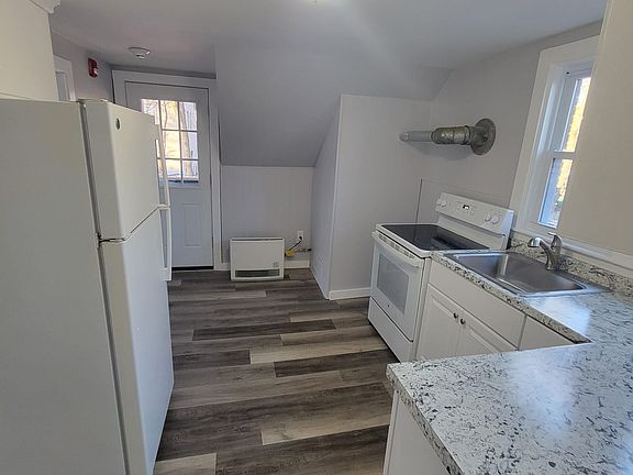 3rd image of 44 Winter St APT 2