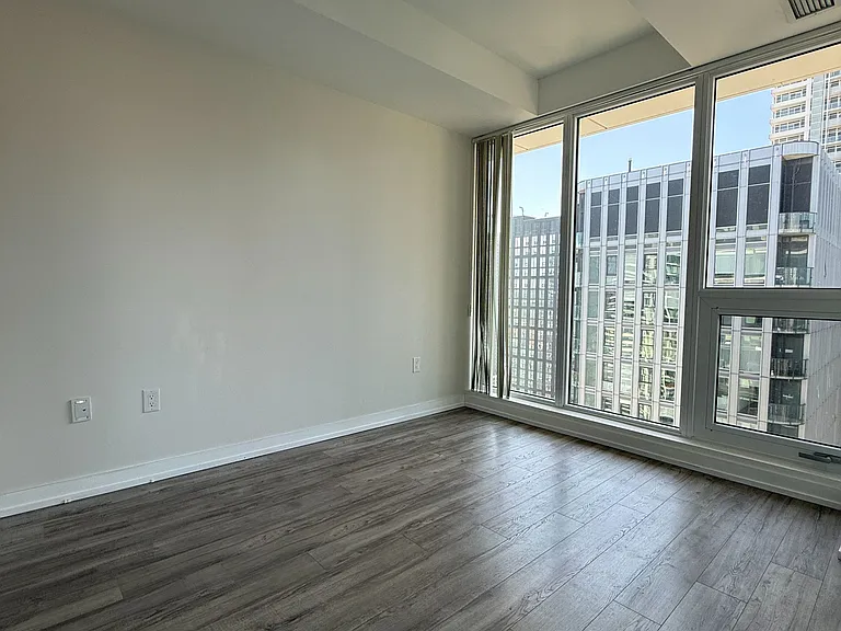 77 Shuter St #Penthouse 02 — Photo 6