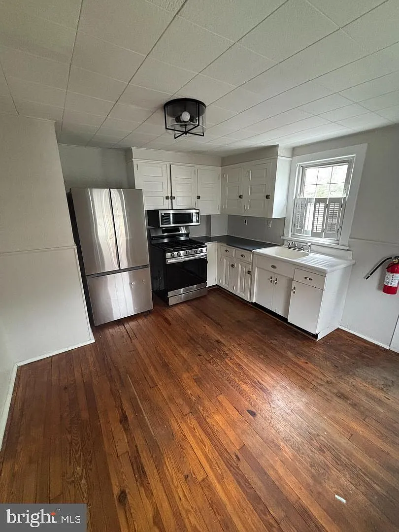 2 bed, 1.0 bath, 1833 sqft, $2,000 — Photo 3